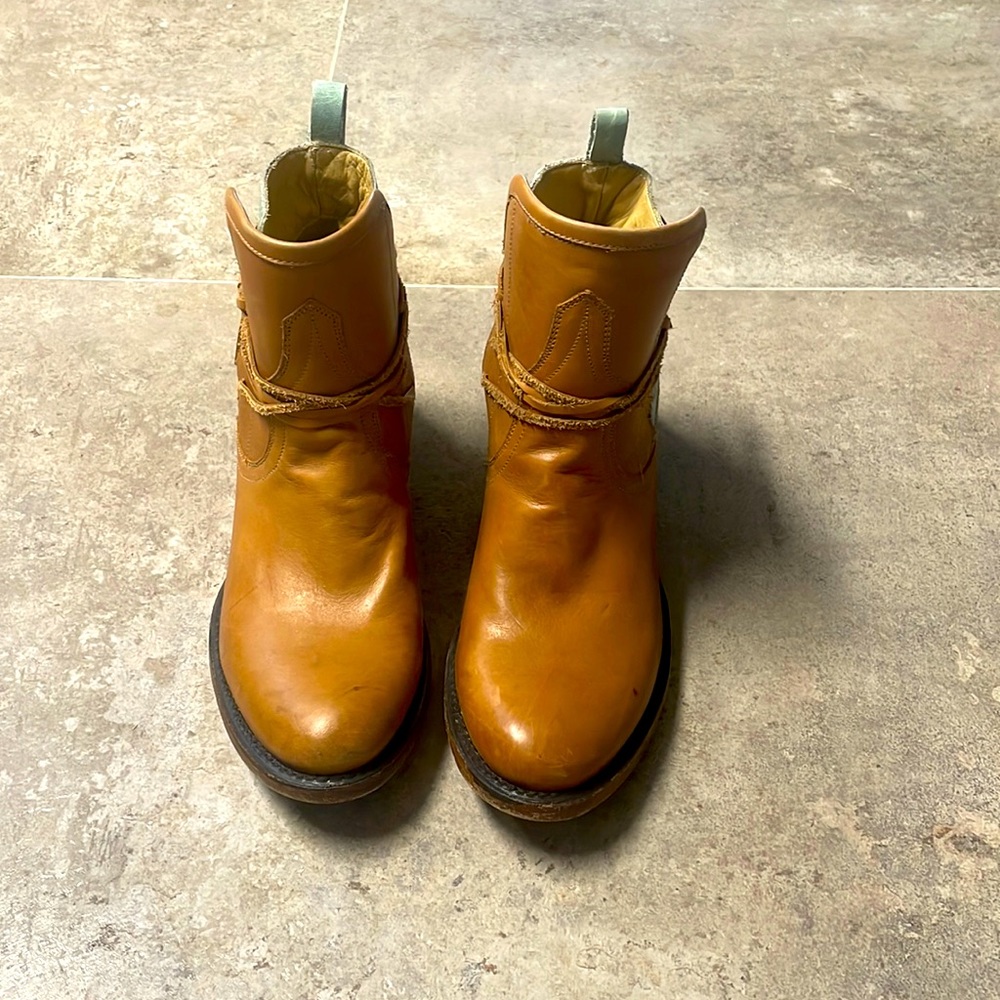 Stetson ankle boots. Tan and turquoise.